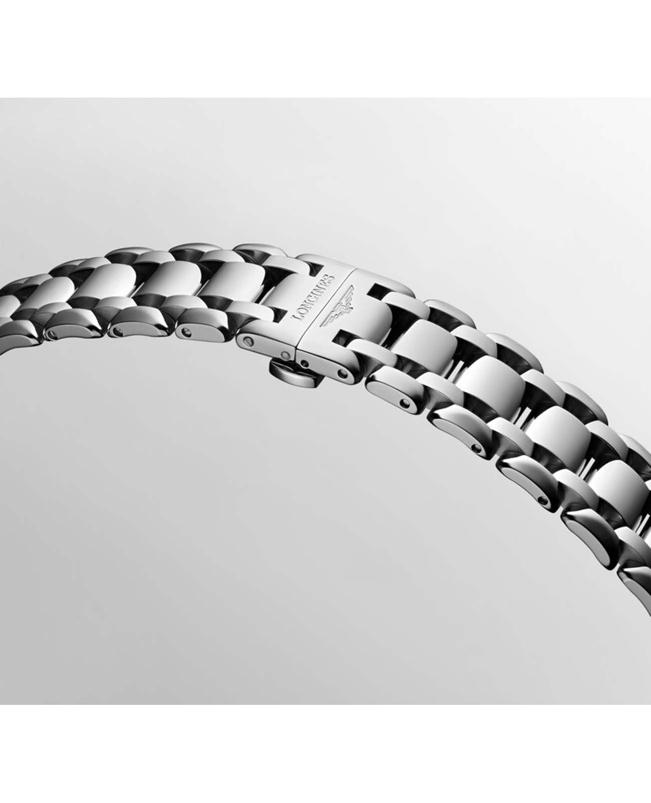 Longines L81134986 женские часы застежка крупным планом