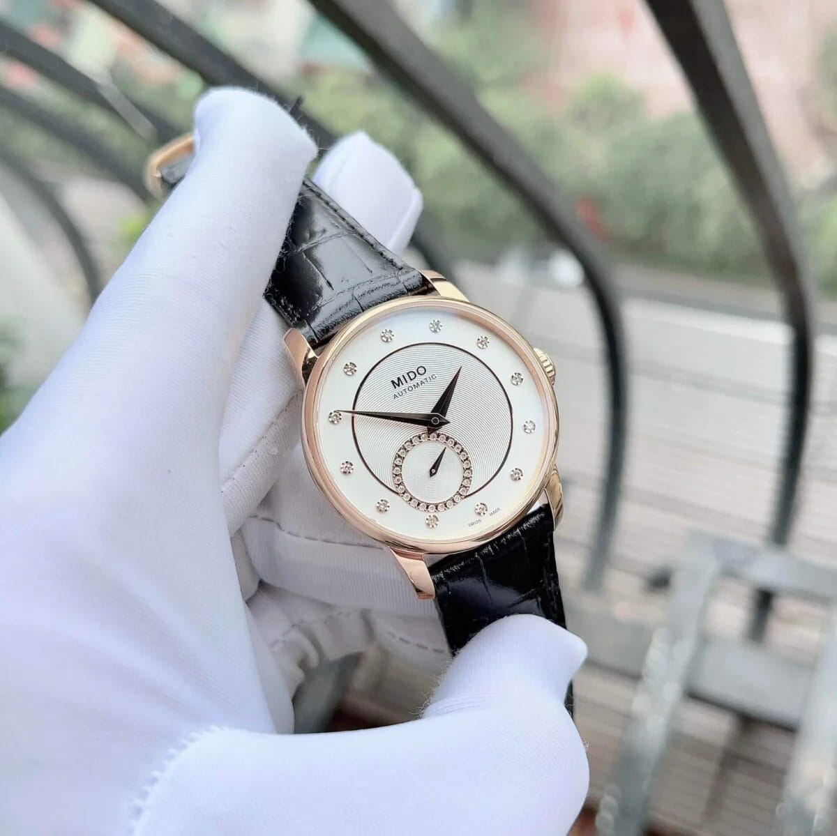 Mido M0072283603600 женские часы застежка крупным планом