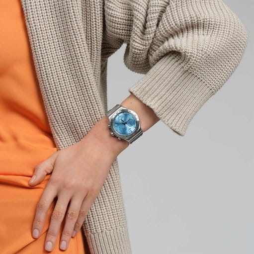 Swatch YVS528G женские часы застежка крупным планом