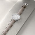 Longines L48124112 наручные женские часы застежка крупным планом