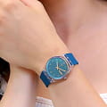 Swatch SO28K700 женские часы застежка крупным планом