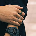 Casio Casio G-Shock DW-5750E-1B, g-shock япония мужские часы на браслете полимер боковой вид
